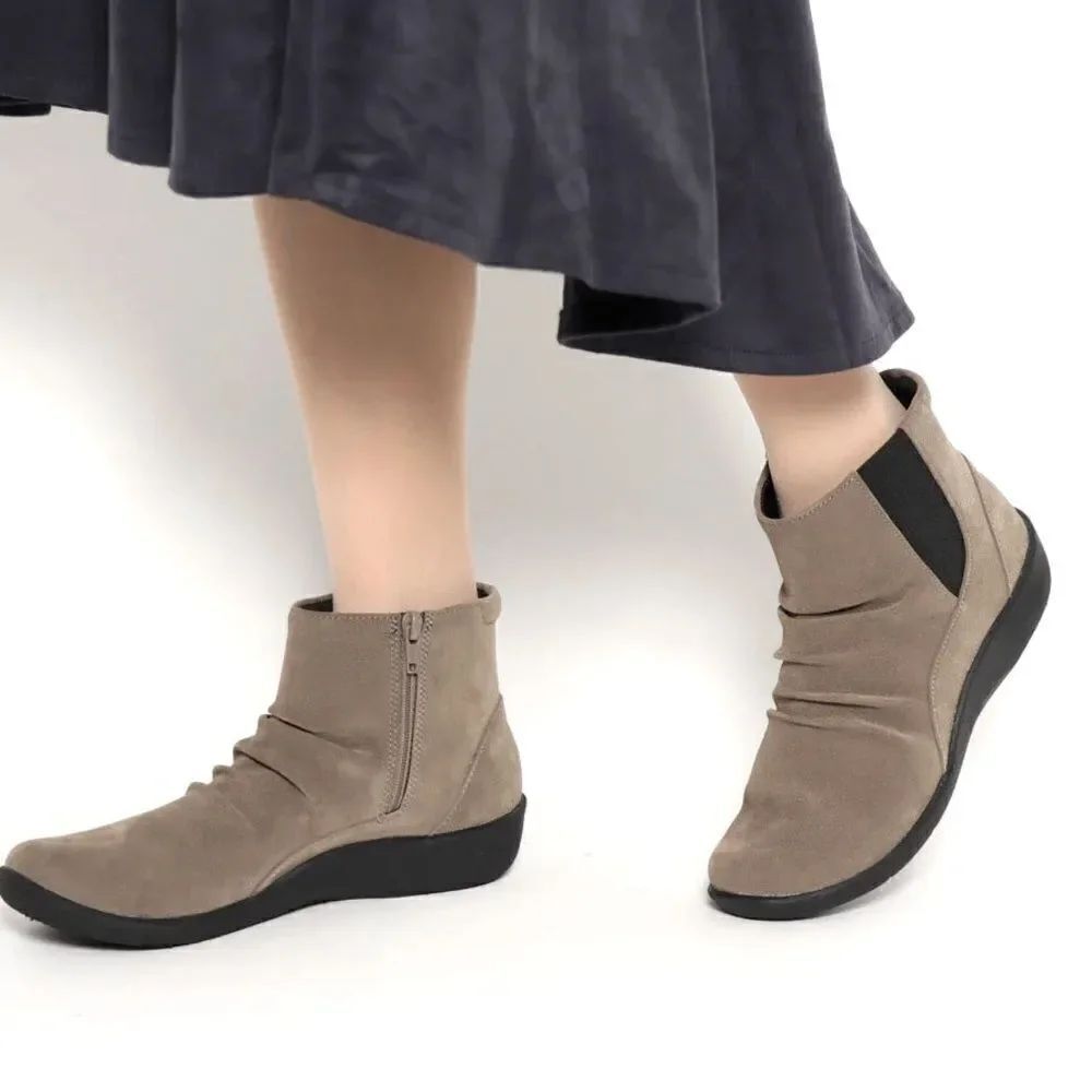 CLARKS CloudSteppers Sillian Ankle tan round toe flat zip up comfort boots 9
